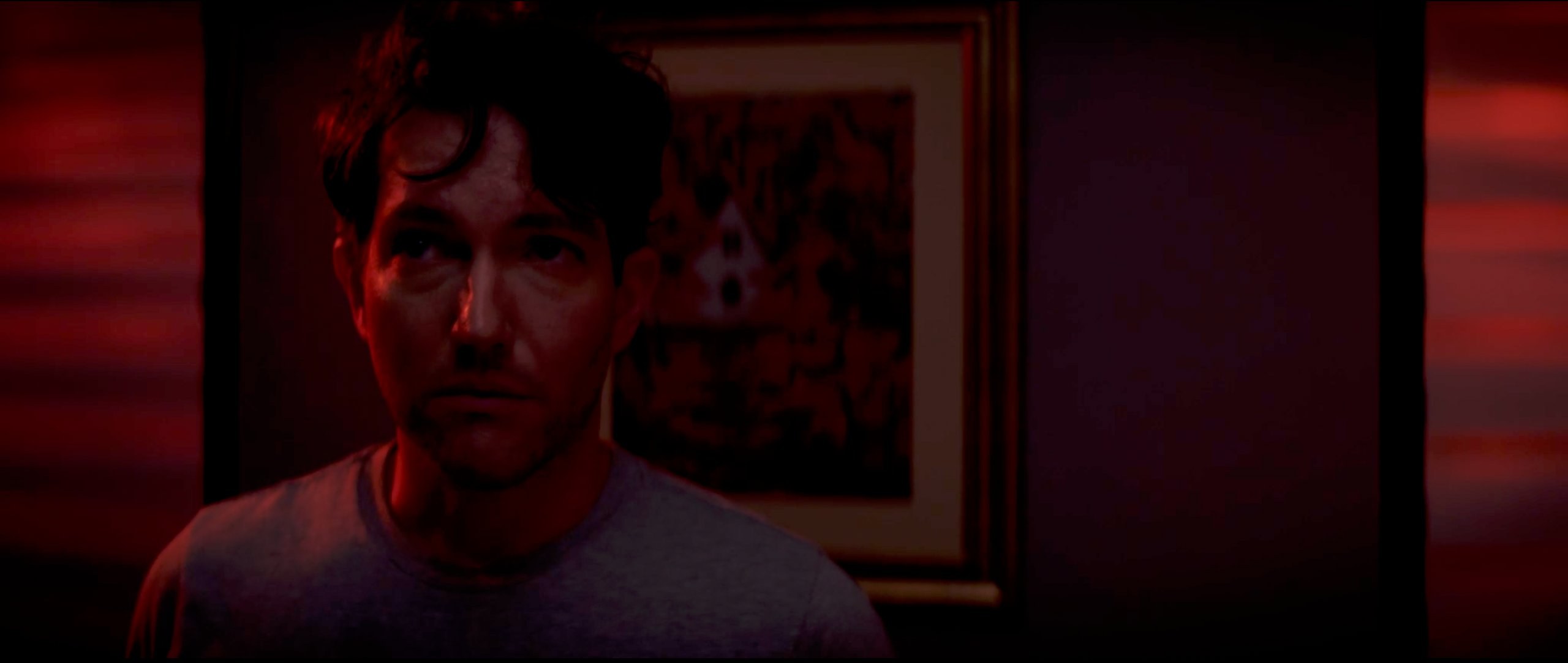 Red light, gray tee. The held look.